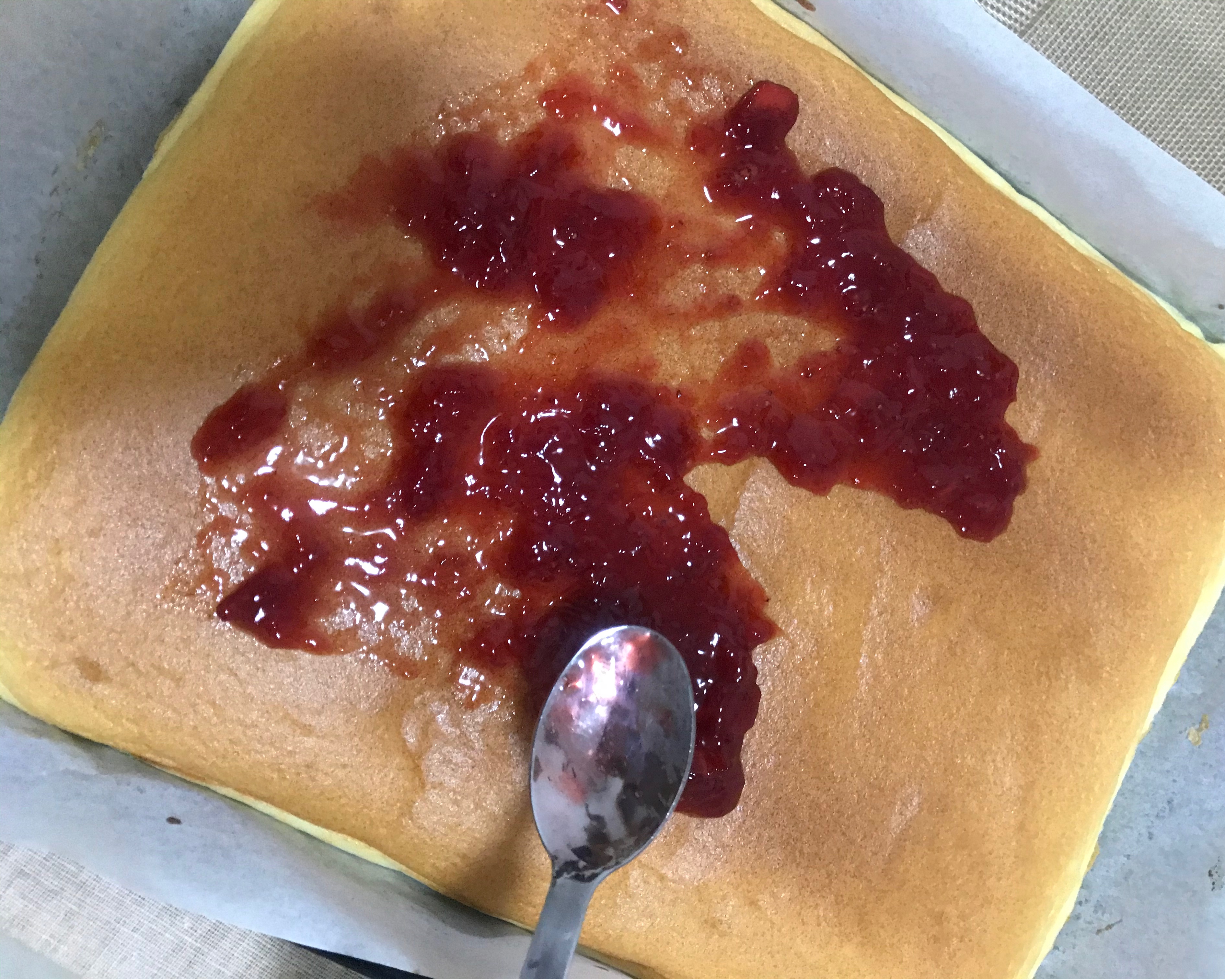 草莓果酱瑞士卷蛋糕的做法 步骤15