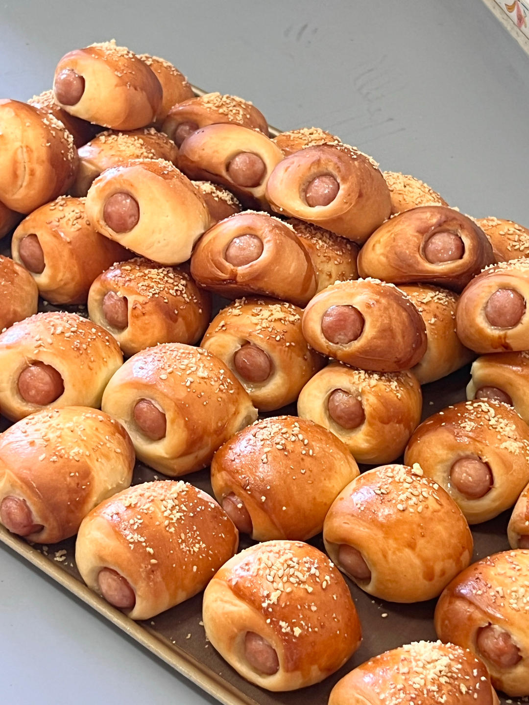 一口迷你肠仔包