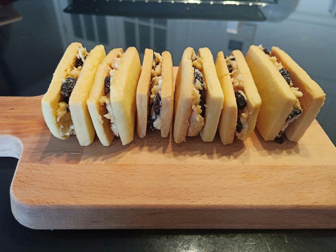 黄油三明治饼干（完美PK北海道六花亭朗姆葡萄三明治饼干）