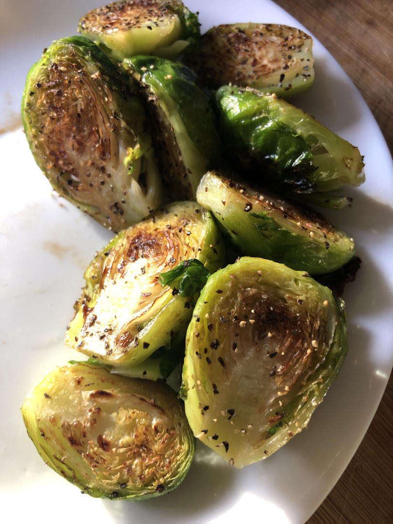 焦糖色的孢子甘蓝，简单健康，不用烤也不苦