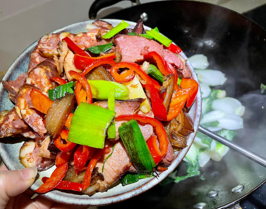 农家辣椒青蒜炒腊肉，不硬不柴香辣下饭