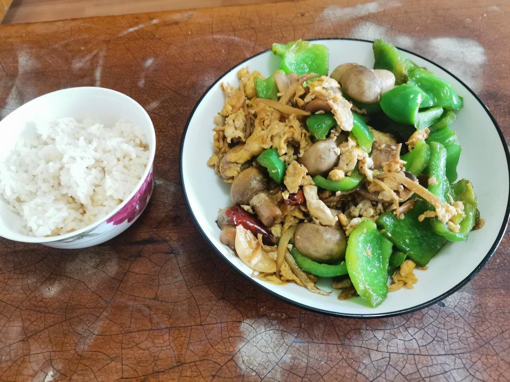 青椒鸡蛋炒蘑菇（简单，可做面条的浇头）稍微放点水就可以做盖浇