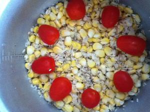 小太阳饭（玉米番茄窝蛋饭）的做法 步骤2