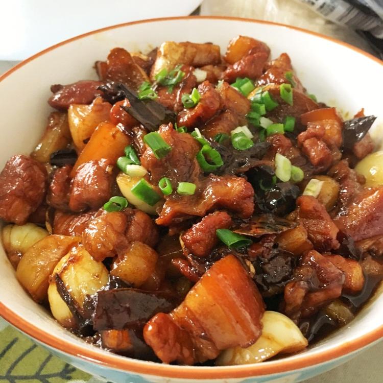 吃着碗里望着锅里的红烧肉