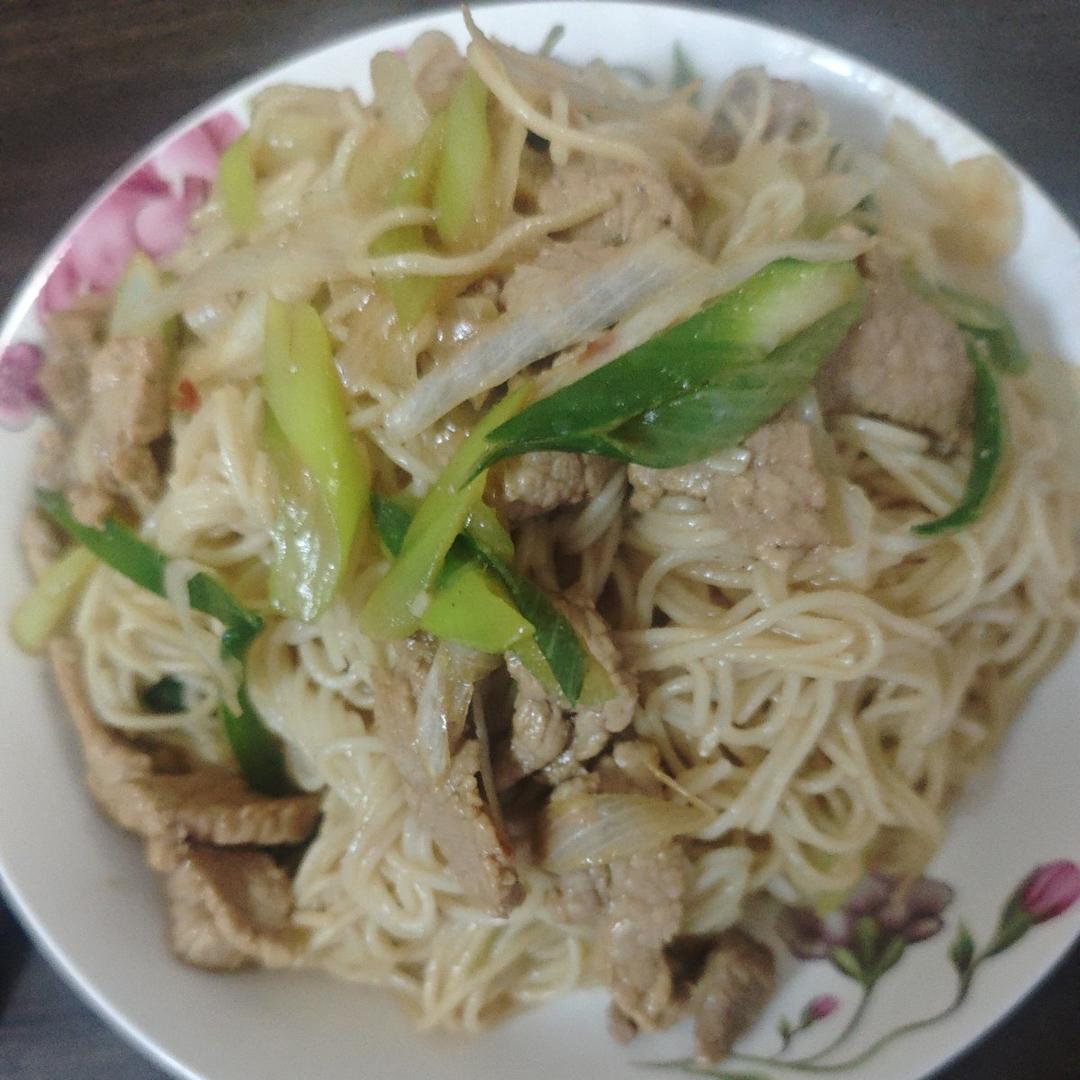 家常葱爆肉丝拌面