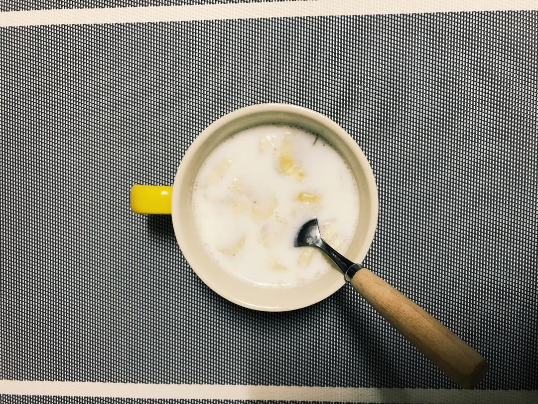 牛奶燕麦泡香蕉（减肥快手早餐）