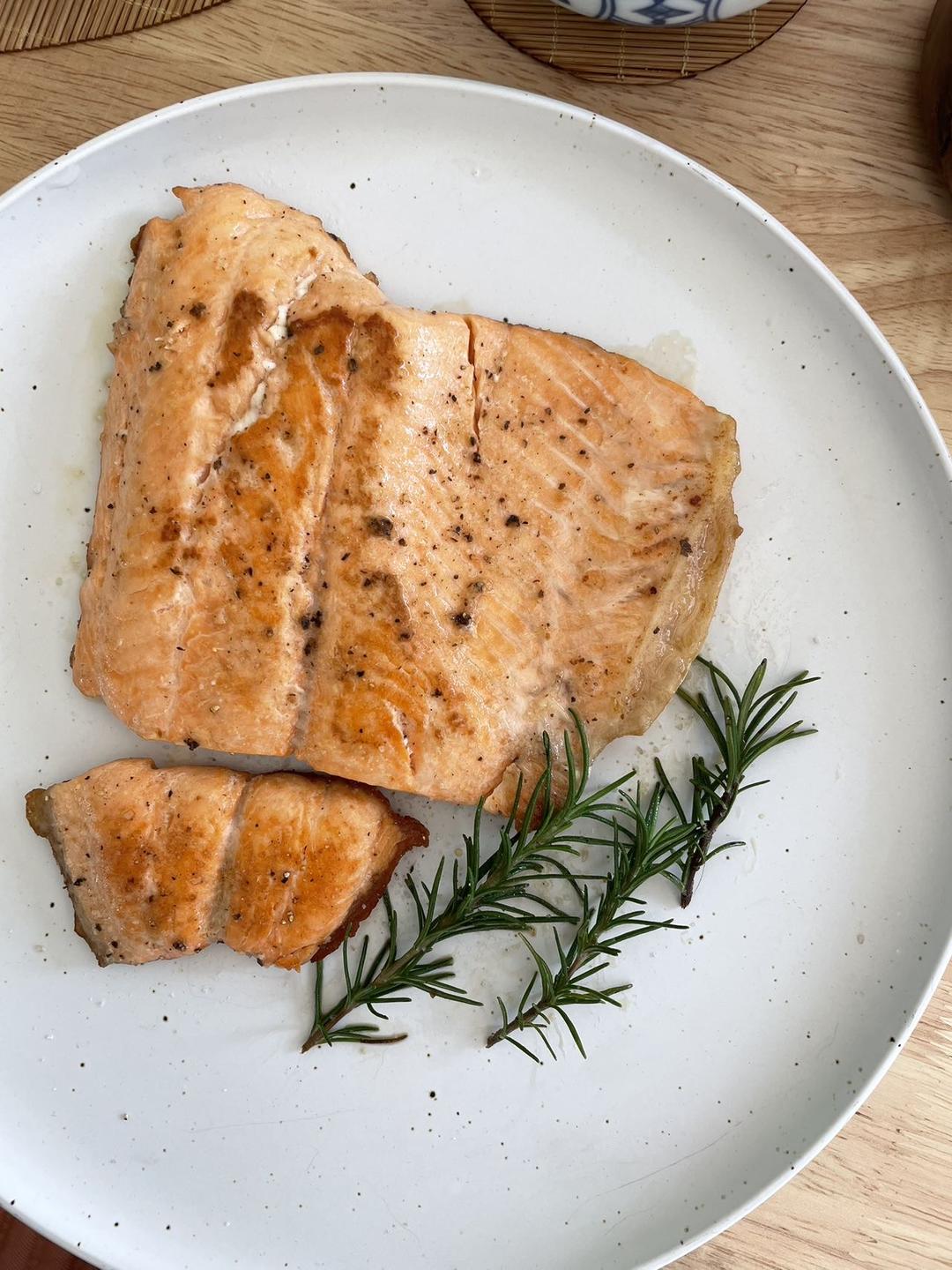 脆皮嫩肉——极致煎三文鱼