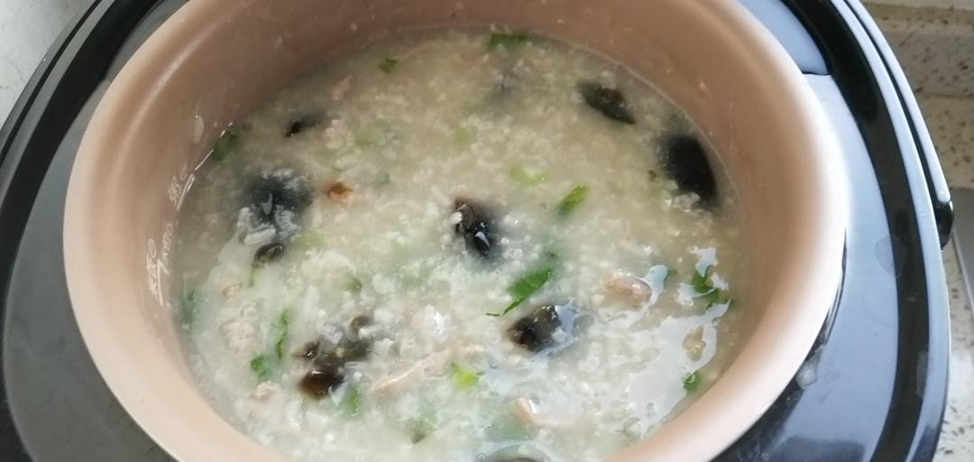 妈妈👩教我做的皮蛋瘦肉粥🥣简单快捷美味😋