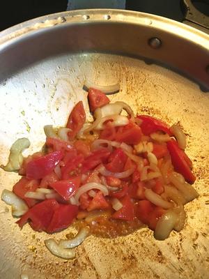 西红柿罗勒炖鸡胸的做法 步骤3
