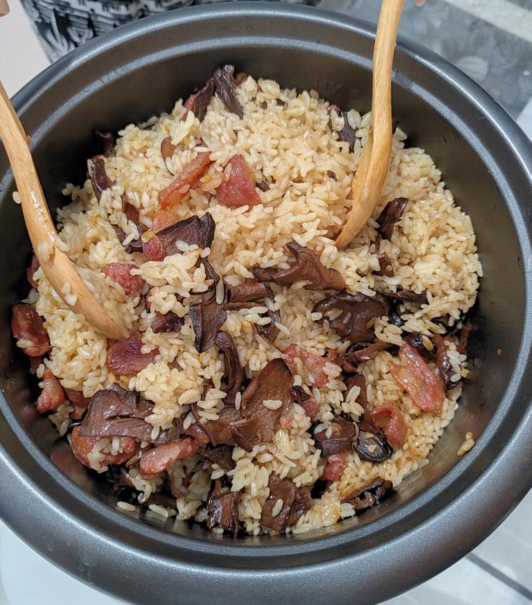 牛肝菌腊肠焖饭的做法