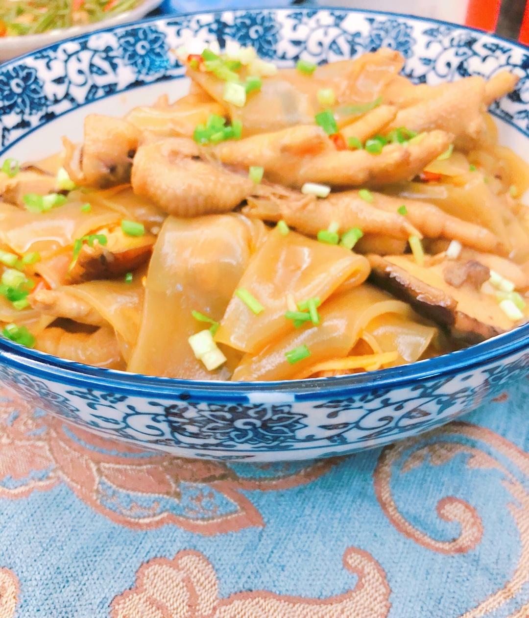 家常红烧鸡爪炖的粉条（香辣）