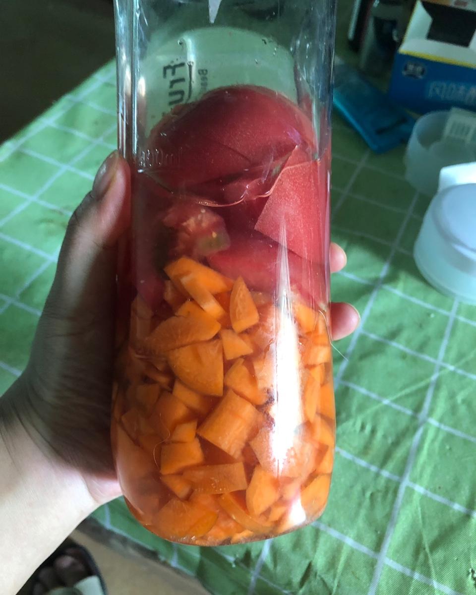 美容养颜神仙水——番茄胡萝卜汁