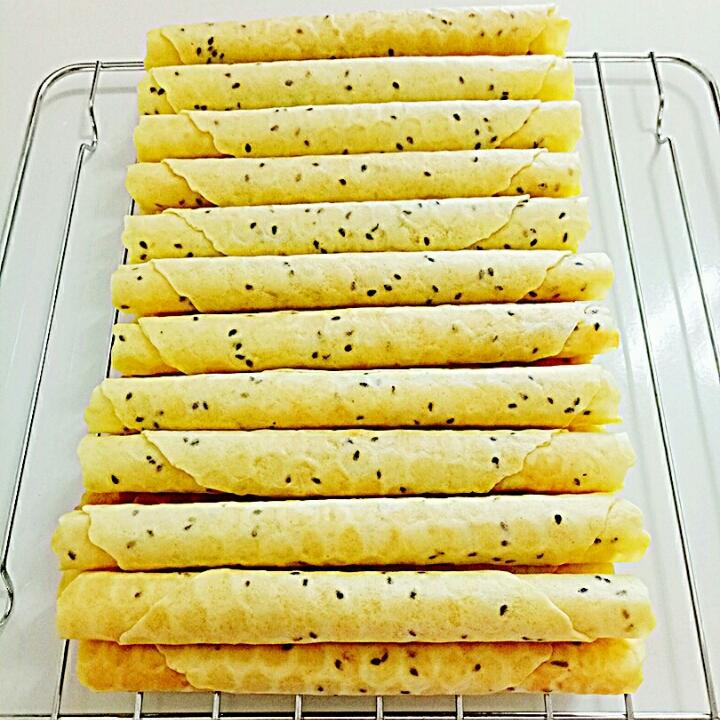 白色百合-1做的黑芝麻蛋卷