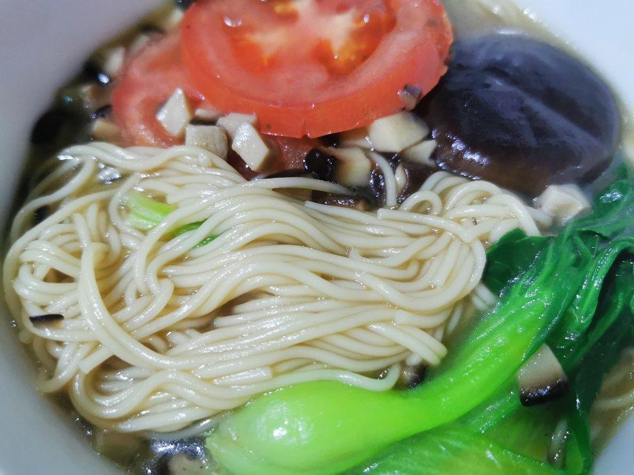 菌汤面条 看得见的香菇 尝得到的鲜美 这才是真正的菌汤