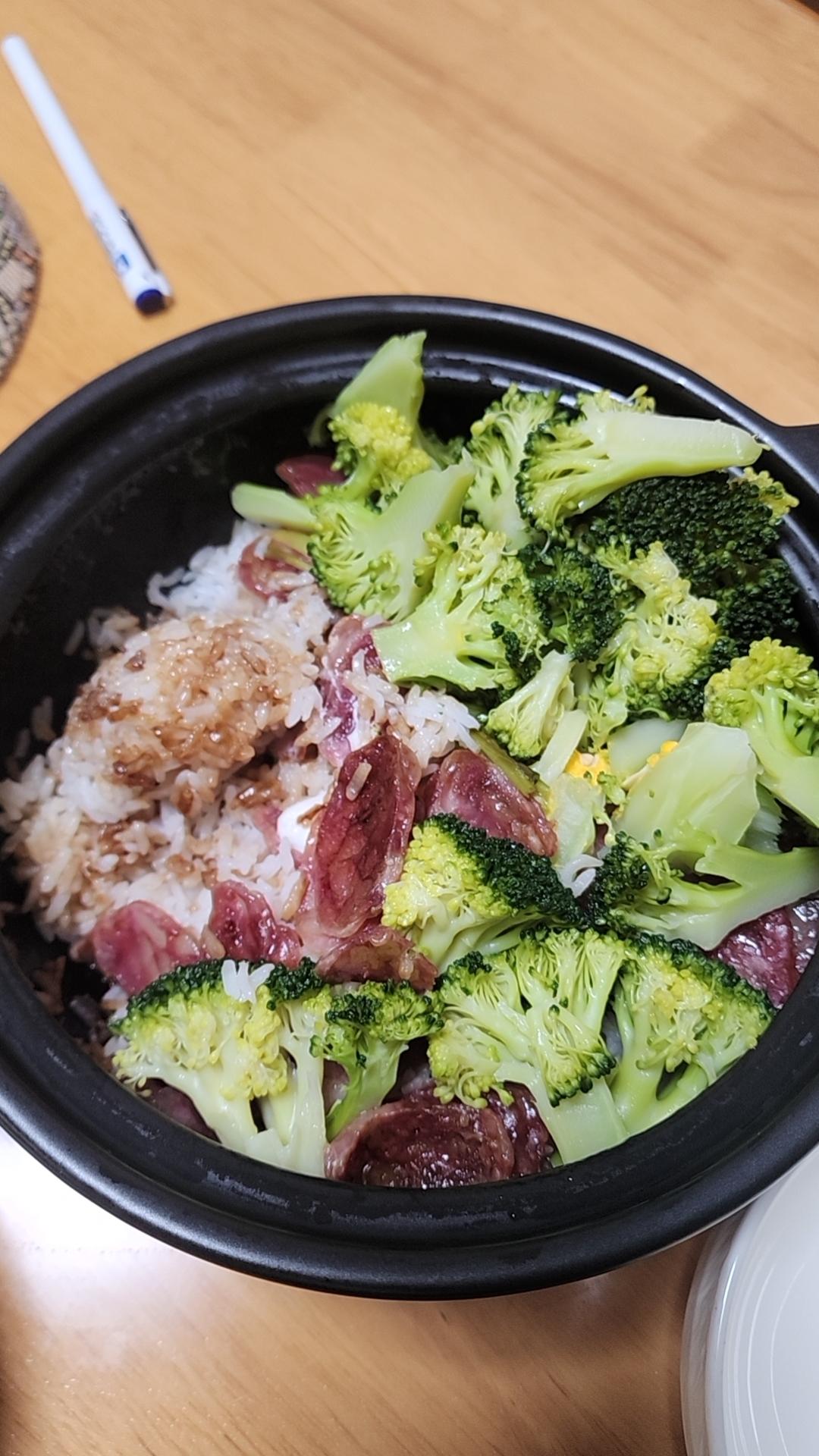 广式腊味煲仔饭
