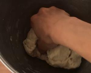 香炸！葱油白芝麻佛卡夏面包｜附厨师机揉面技巧的做法 步骤5