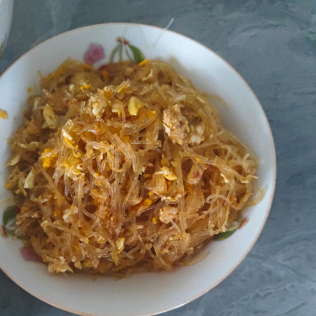 做鸡蛋炒粉丝，千万不要直接炒，多加一步，好看又好吃