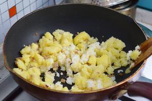 贵州特色蛋包洋芋（蛋裹辉煌）的做法 步骤3