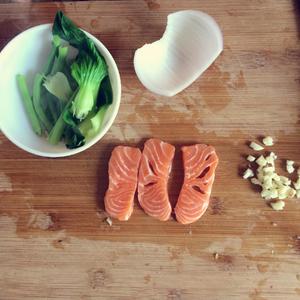宝宝三文鱼蔬菜烩饭的做法 步骤1