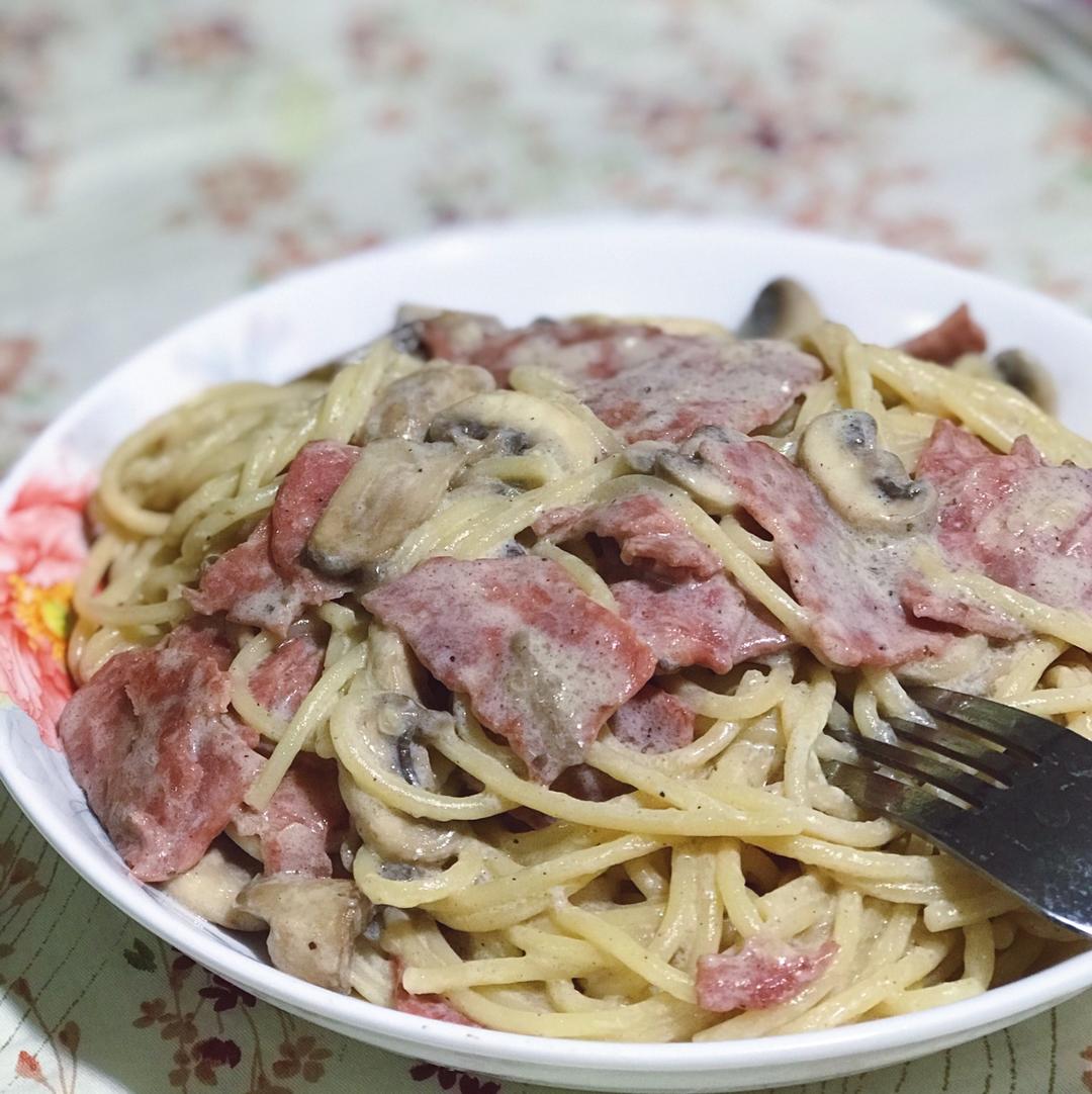 白汁蘑菇培根意粉