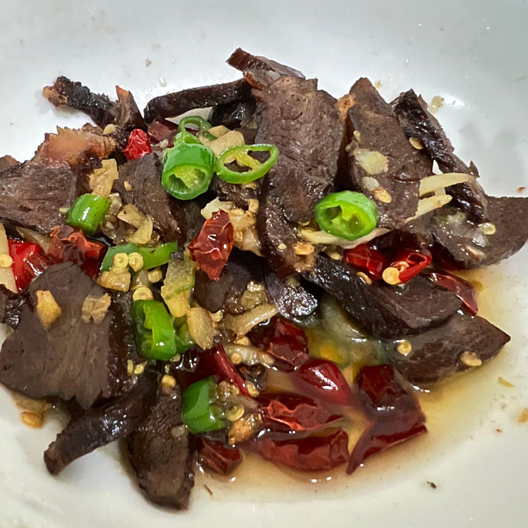 最好吃的下酒菜大蒜叶炒腊牛肉