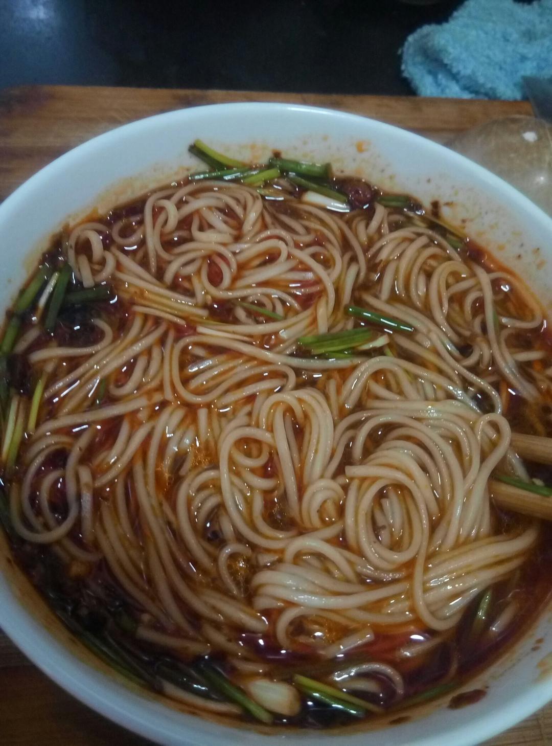 茵茵子衿做的超级无敌美味懒人酸汤麻辣面十分钟搞定色香味俱全