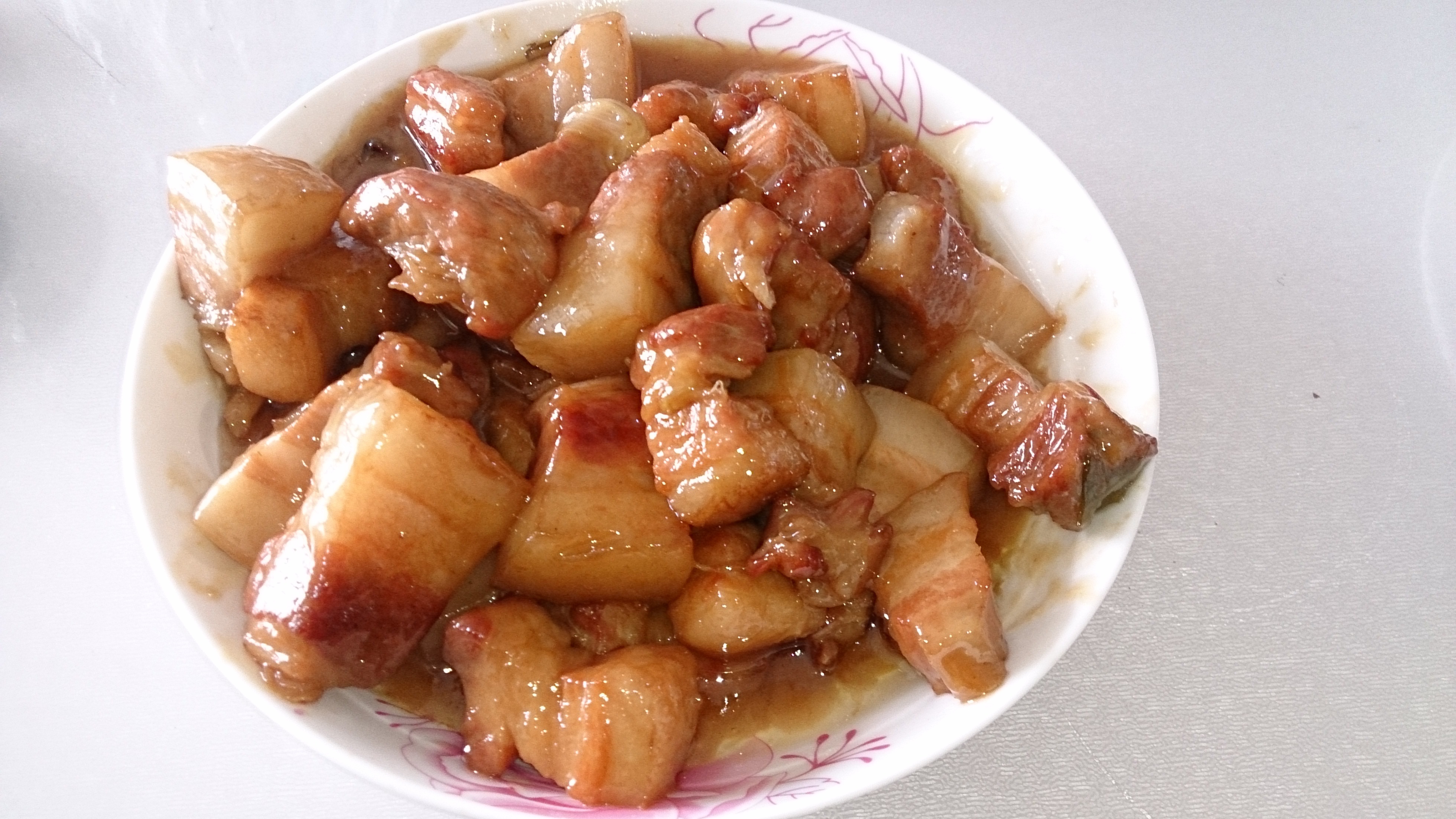 吃着碗里望着锅里的红烧肉