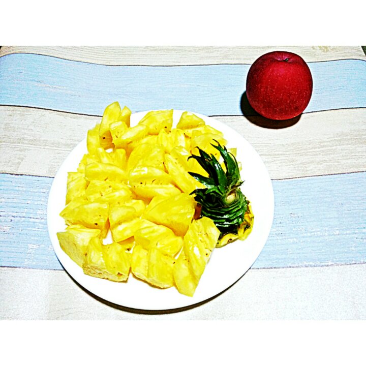 不到两分钟，切好一整个菠萝（独家）