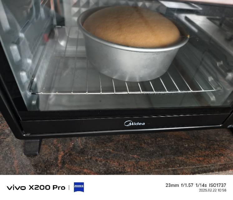 新手必成8寸生日蛋糕（详细多图干货经验分享，解决戚风蛋糕塌陷，奶油饰面涂不好，烤箱温度不好掌握等各种问题）