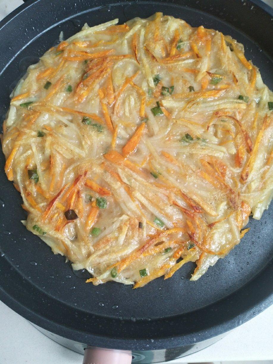 营养早餐：土豆丝胡萝卜鸡蛋饼
