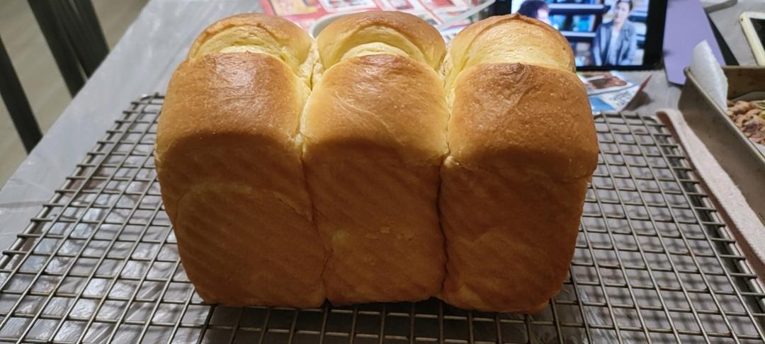 超级浓郁柔软的布里欧修吐司