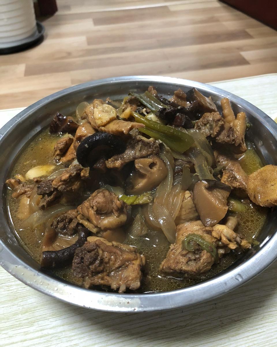 水少力口做的雞肉蘑菇燉寬粉stewed chicken with glass noodles