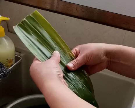 三角肉粽子包法（视频教你包粽子）的做法 步骤5