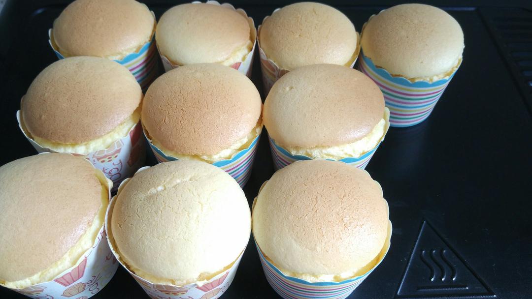 软绵绵戚风纸杯蛋糕