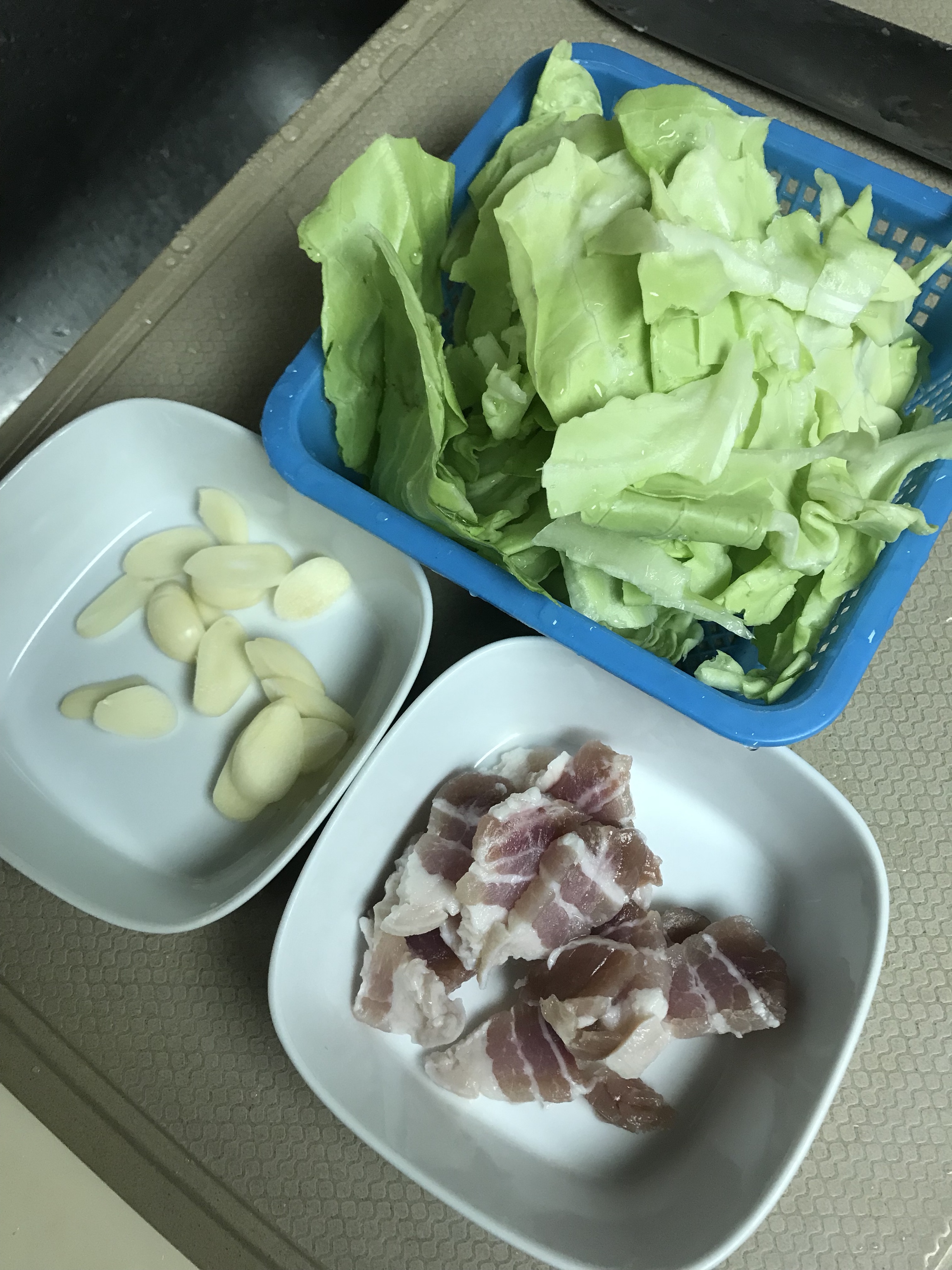 圆白菜炒咸猪肉的做法 步骤2