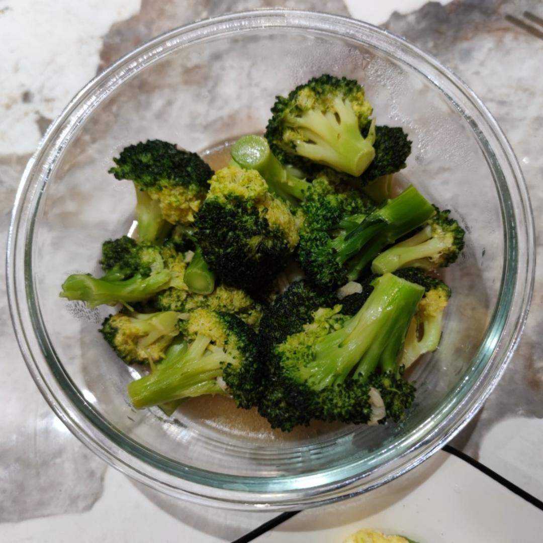 好吃到爆的耗油蒜蓉西兰花(从不修图，喜欢请关注)
