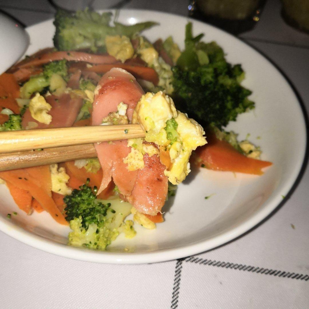 {☀快手晚餐☀}火腿肠滑蛋西兰花