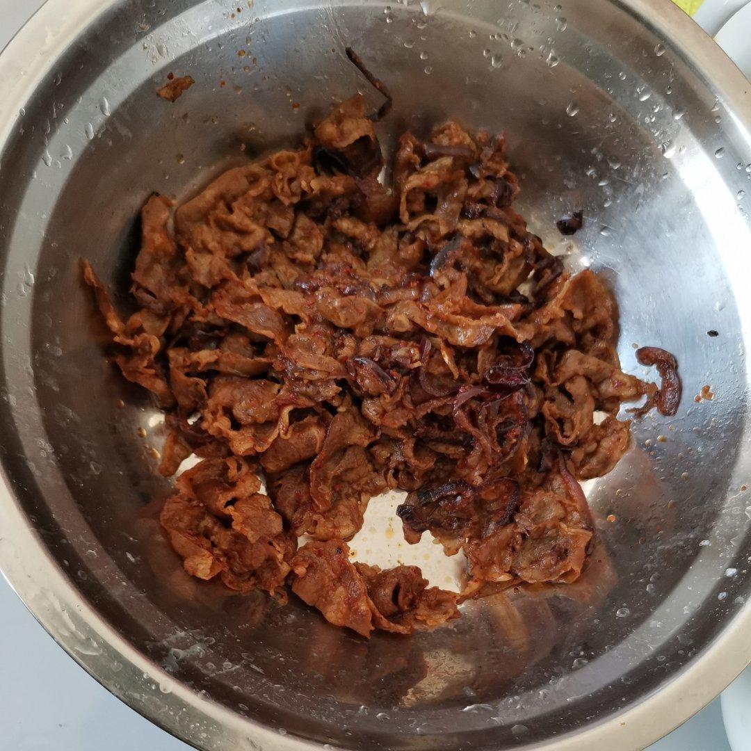 孜然牛肉（👈孜然肉片向左，吉野家向右👉）