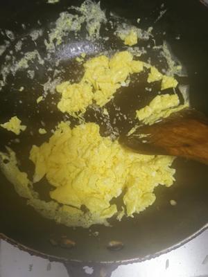 超香超下饭的外婆菜炒蛋的做法 步骤2