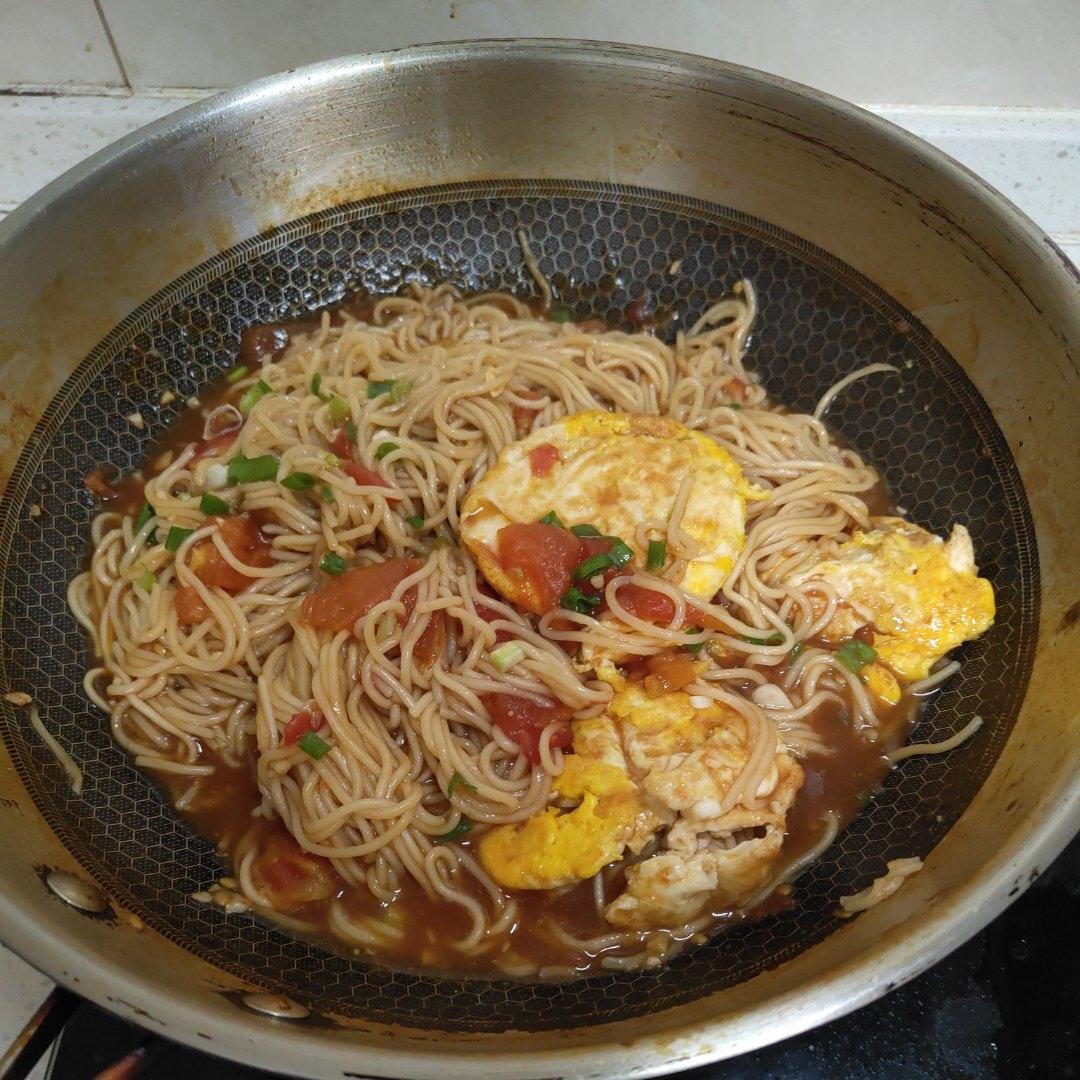 好吃到汤汁不剩～浓郁的番茄荷包蛋焖面