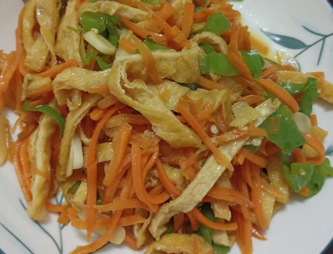 胡萝卜炒油豆腐