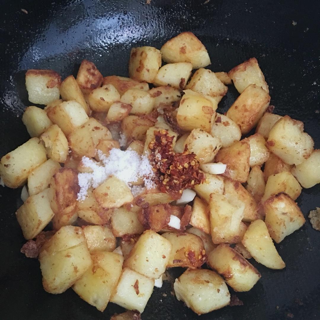 麻辣土豆块的做法 步骤7