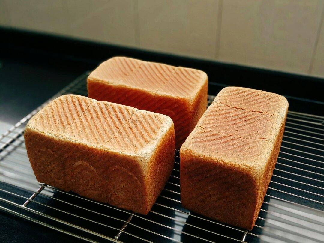 柔软的蜂蜜牛乳全麦吐司