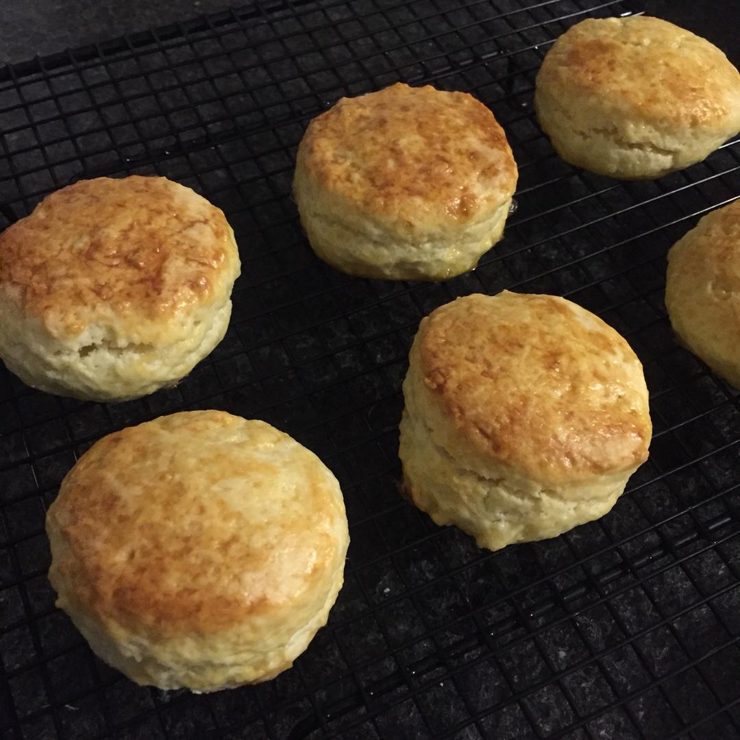 【视频】3分钟 奶油司康Scone(可能是世界上最快手的司康) 消耗淡奶油～