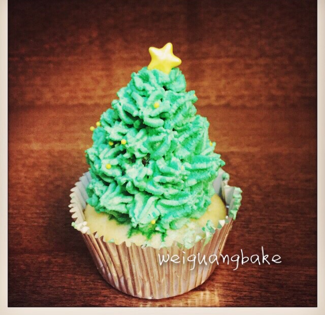 圣诞草莓心圣诞树杯子蛋糕