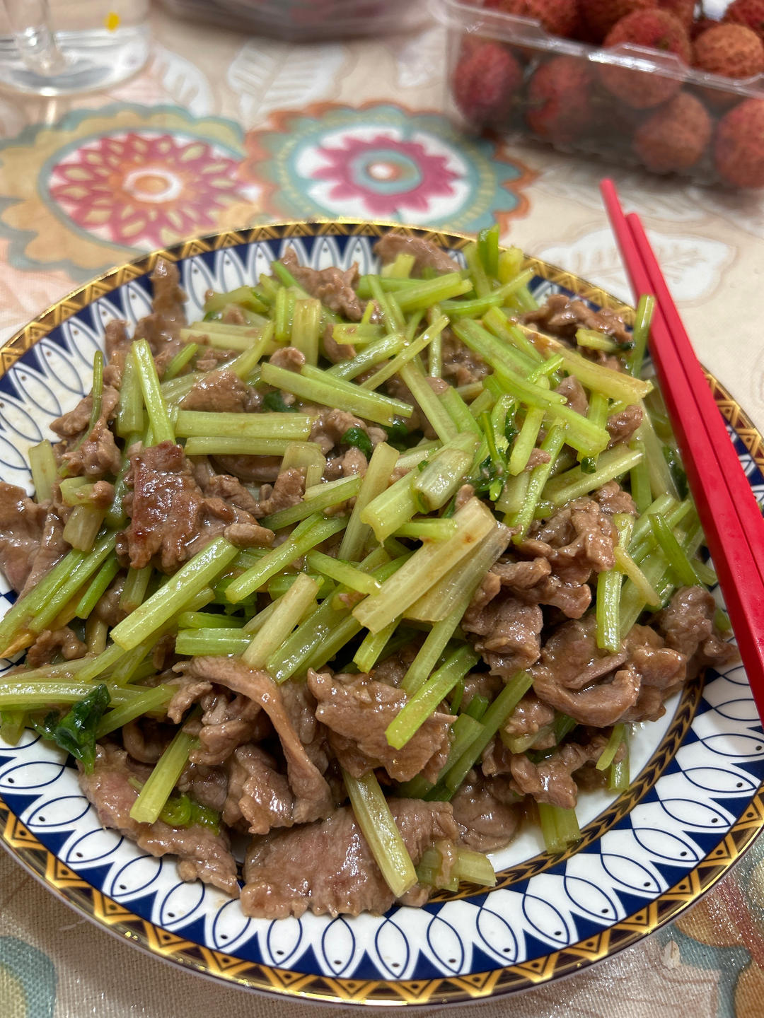 好吃到邻居敲门蹭饭的芹菜炒牛肉！