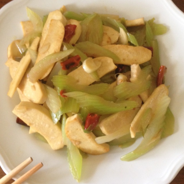 小芹菜炒香干