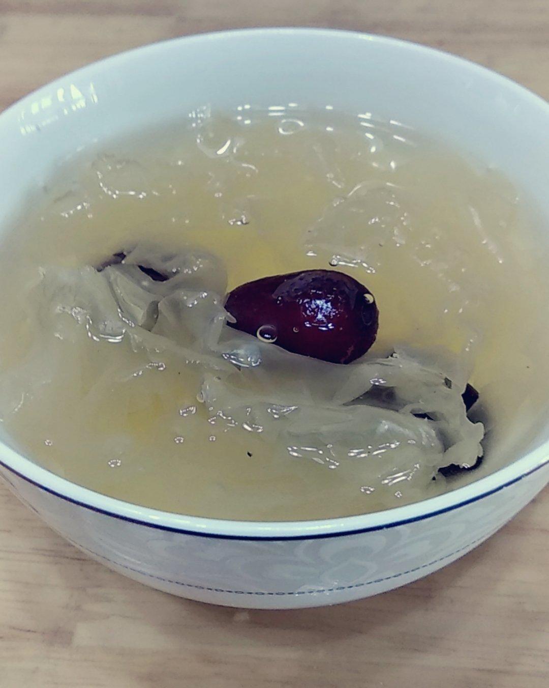 冰糖银耳红枣汤