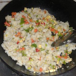 蛋炒饭炒米的做法 步骤4