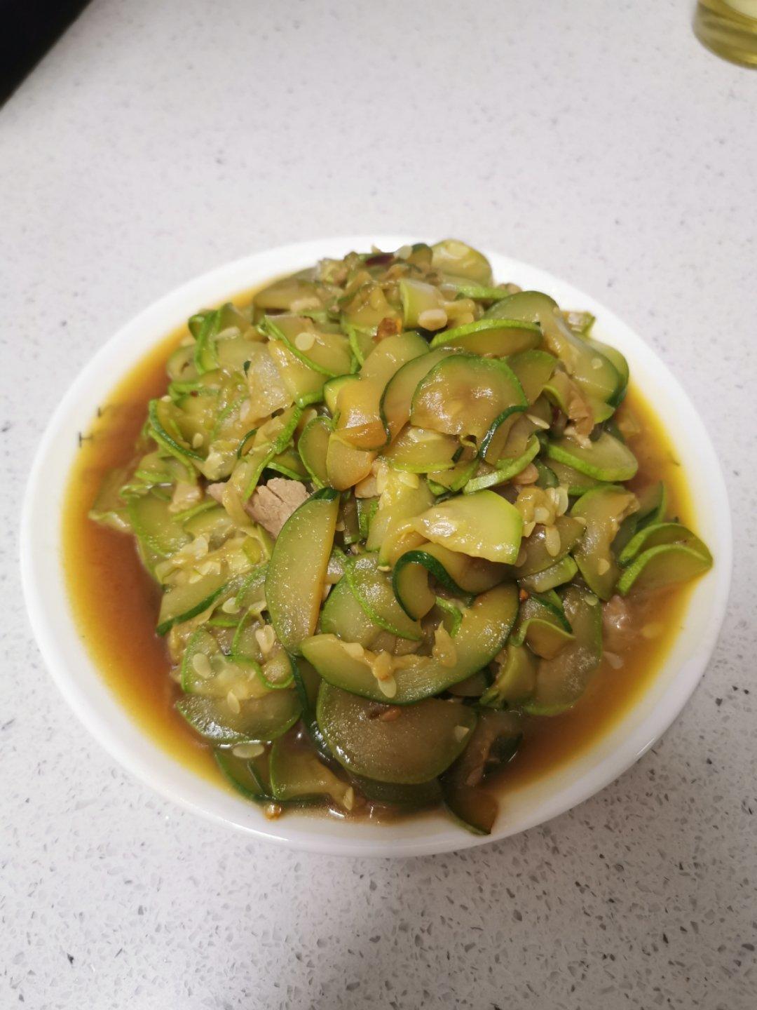 〈西葫芦炒肉〉，家庭菜。欣小厨 😉